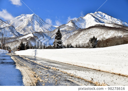 Looking towards Mt. Myoko and Mt. Kana (Seki Onsen Ski Resort) (Myoko City, Niigata Prefecture) [January 2023] 98278616
