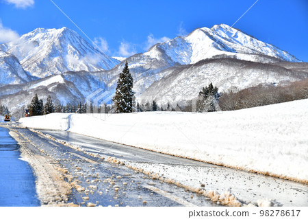 Looking towards Mt. Myoko and Mt. Kana (Seki Onsen Ski Resort) (Myoko City, Niigata Prefecture) [January 2023] 98278617