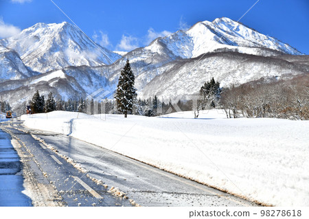 Looking towards Mt. Myoko and Mt. Kana (Seki Onsen Ski Resort) (Myoko City, Niigata Prefecture) [January 2023] 98278618