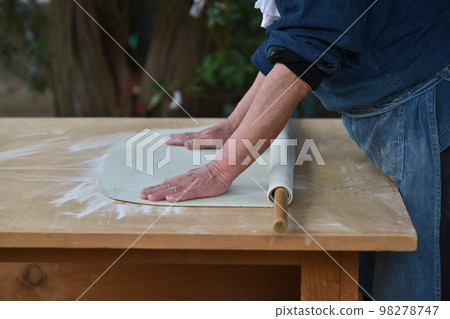 Hand-made soba noodles made by a soba chef 98278747