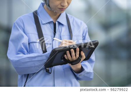 Hands of a man in work clothes typing on a tablet with a pen Photographed in cooperation with "LINK FOREST" Hands of a man in work clothes typing on a tablet with a pen Photographed in cooperation with "LINK FOREST" 98279922
