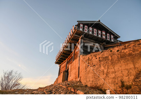 岡山縣總社市神秘的山城木之城西門 98280311