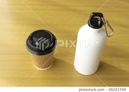 拿鐵錢的圖像。水瓶和紙杯 拿鐵錢的圖像。水瓶和紙杯 98281599