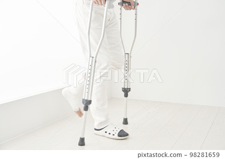 一個骨折的人拄著拐杖走路不露面 98281659