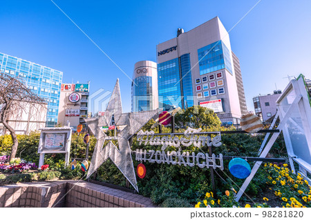 Kawasaki cityscape in Japan It's as cheerful as spring. View in front of Mizonokuchi Station (Musashi Mizonokuchi Station) 98281820