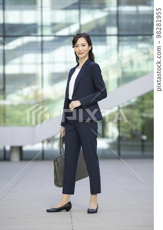 Business woman in her 30s looking at the camera full body portrait photography cooperation "LINK FOREST" Business woman in her 30s looking at the camera full body portrait photography cooperation "LINK FOREST" 98281955
