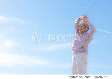 70 多歲的快樂奶奶 98282569