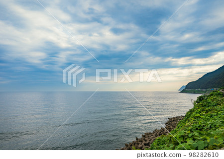 [Summer morning view] Ichiburi coast [shooting Oyashirazu direction] 98282610
