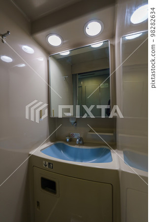 Shinkansen toilet 98282634