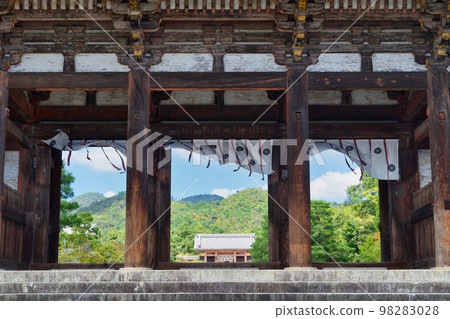 The precincts and middle gate seen from the Niomon gate of Kyoto Ninnaji 98283028