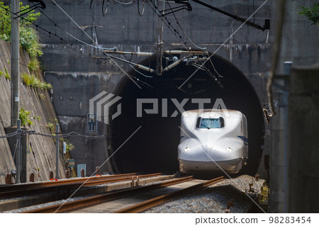 N700系新幹線“希望號”跳出隧道 98283454