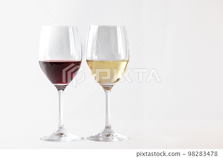 Wine glasses red wine and white wine 98283478