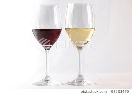酒杯紅葡萄酒和白葡萄酒 98283479