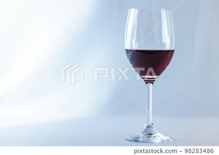 Wine glass red wine 98283486