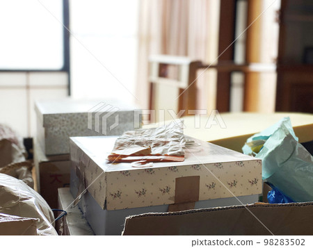 Image of organizing home with messy boxes 98283502