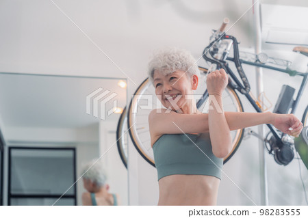 Senior woman working out at the gym 98283555