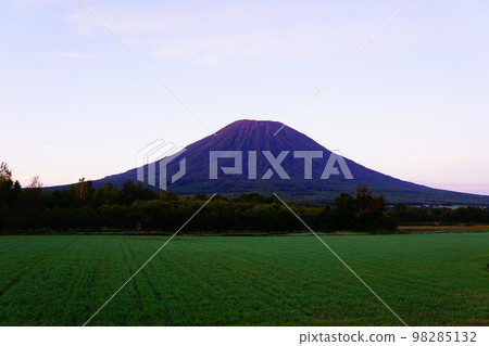 朝陽下的北海道羊蹄山 朝陽下的北海道羊蹄山 98285132