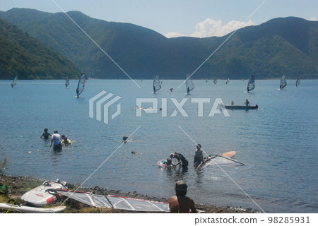 風帆衝浪者聚集的本栖湖(山梨縣南駒郡富士河口湖町) 風帆衝浪者聚集的本栖湖(山梨縣南駒郡富士河口湖町) 98285931