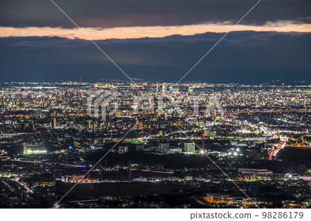 《愛知縣》從彌勒山山頂眺望名古屋市夜景的春日井市景 98286179