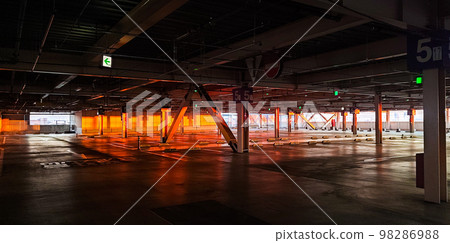 夕陽染紅的日本多層停車場風光 夕陽染紅的日本多層停車場風光 98286988