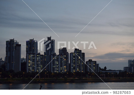 Han riverside night view 98287083