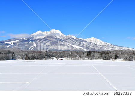 Looking towards Mt. Myoko (Myoko City, Niigata Prefecture) [January 2023] 98287338