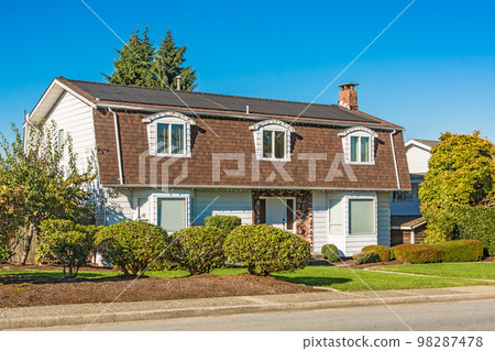 Big residential house on the street on sunny autumn day Big residential house on the street on sunny autumn day 98287478