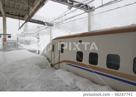Joetsu Shinkansen E7 series stopping at Gala Yuzawa station in winter Joetsu Shinkansen E7 series stopping at Gala Yuzawa station in winter 98287741