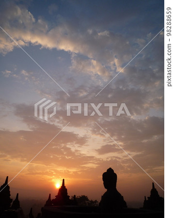 Borobudur ruins in the morning sun 98288659