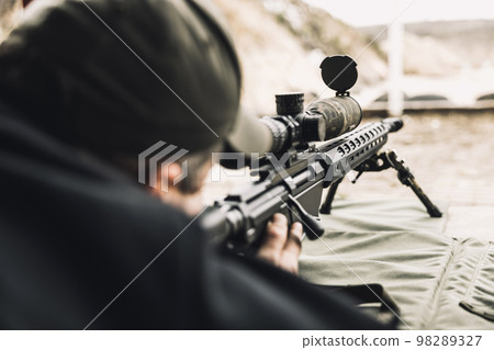 Close up picture of an optical rifle 98289327