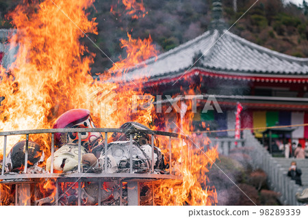 Dharma memorial service at Dairyu-ji Temple <Gifu City, Gifu Prefecture> 98289339