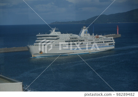 Car ferry (Sado Island / Ryotsu Port / Sado City, Niigata Prefecture) 98289482