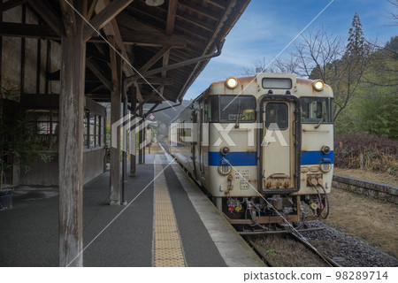 Kareigawa station platform and train Kareigawa station platform and train 98289714