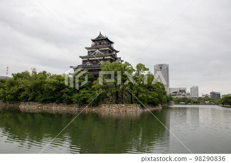 Hiroshima Castle on a rainy day 98290836