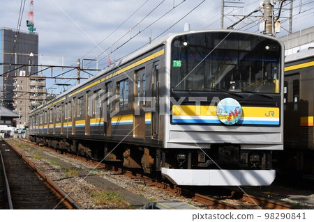205系列 1100系列鶴見線停在車站 98290841