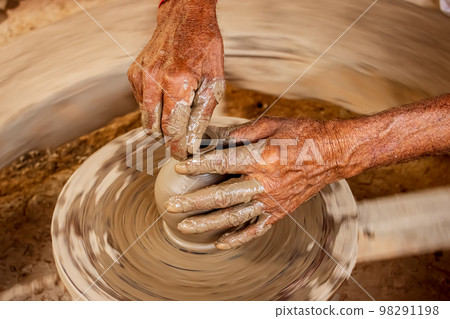 Potter at work makes ceramic dishes. India, Rajasthan. 98291198