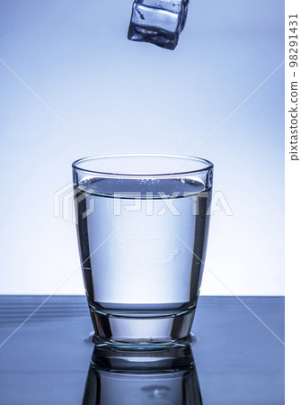 The image of pouring drinking water, into a glass, 98291431