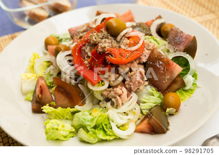 mediterranean vegetable salad with tuna 98291705
