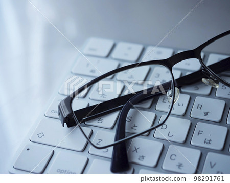 眼鏡和個人電腦的商業形象 98291761