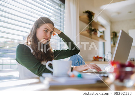 Young woman having homeoffice in her apartment. 98292153