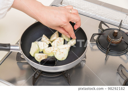 [Make fried eggplant stir-fried eggplant] 98292182
