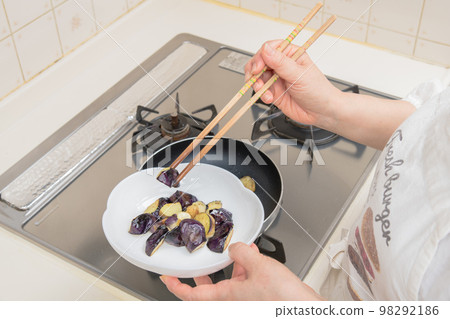 [Make eggplant deep-fried in soy sauce. Transfer the stir-fried eggplant to a plate] 98292186
