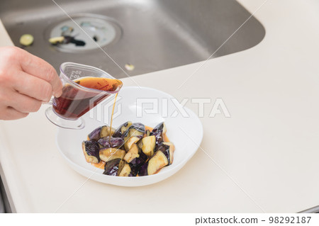 [Make the eggplant deep-fried with soy sauce. Add the noodle soup to the stir-fried eggplant.] 98292187