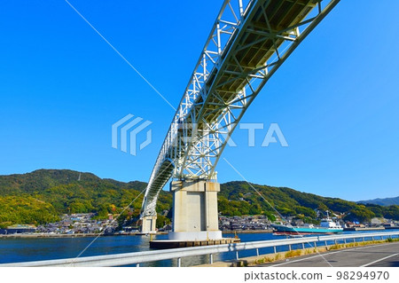 Blue sky and Hayase Ohashi Bridge 98294970