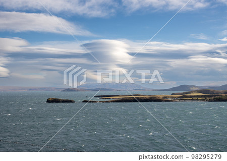 Country and lake Thingvallavatn, Iceland Country and lake Thingvallavatn, Iceland 98295279