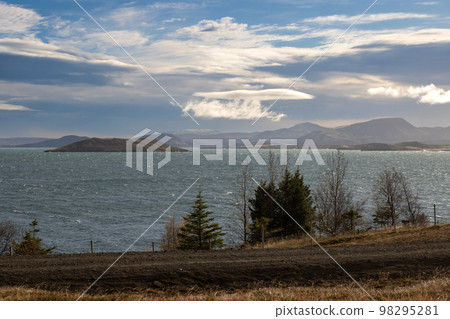 Country and lake Thingvallavatn, Iceland 98295281