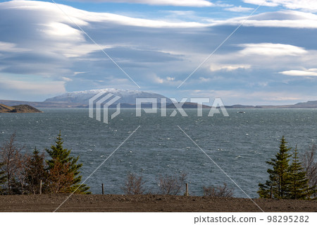 Country and lake Thingvallavatn, Iceland 98295282
