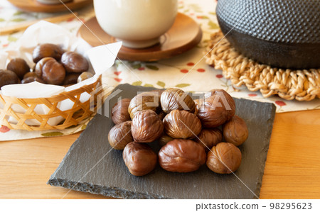 Peeled chestnuts snack between sweet chestnuts 98295623