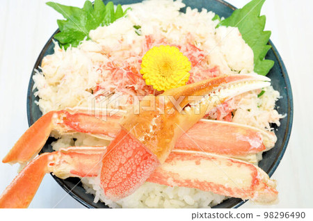 Seafood rice bowl with snow crab 98296490