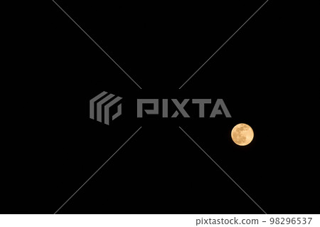 Hakushu-cho, Hokuto City, the full moon in January that has just risen (Position: lower right) 98296537